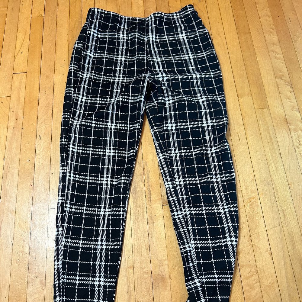 Lightweight Black and White Plaid Leggings
